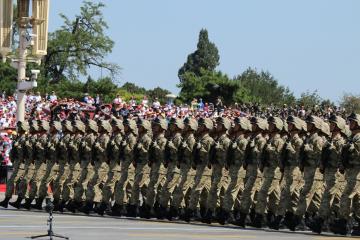 开云体育登录-引擎轰鸣与篮球入网，拉开差距的夜晚