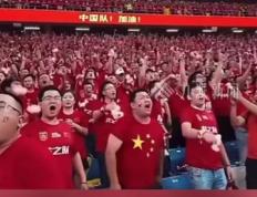 开云体育在线-篮球比赛现场，球迷激情加油呐喊