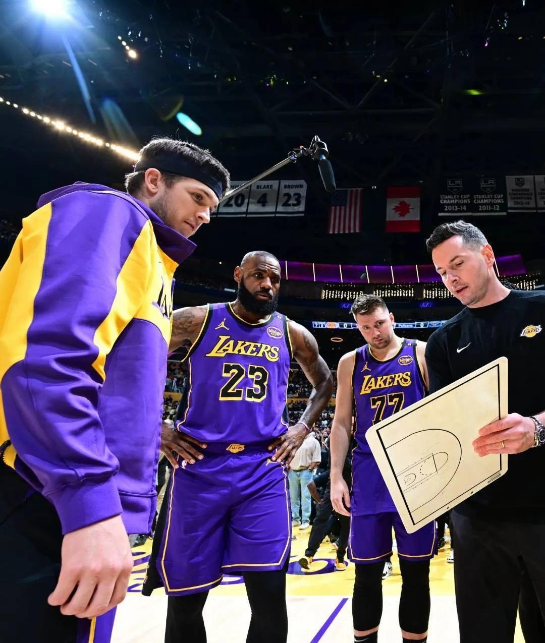 开云体育入口-包含湖人血洗雷霆，布拉德利三分雨点燃全场的词条