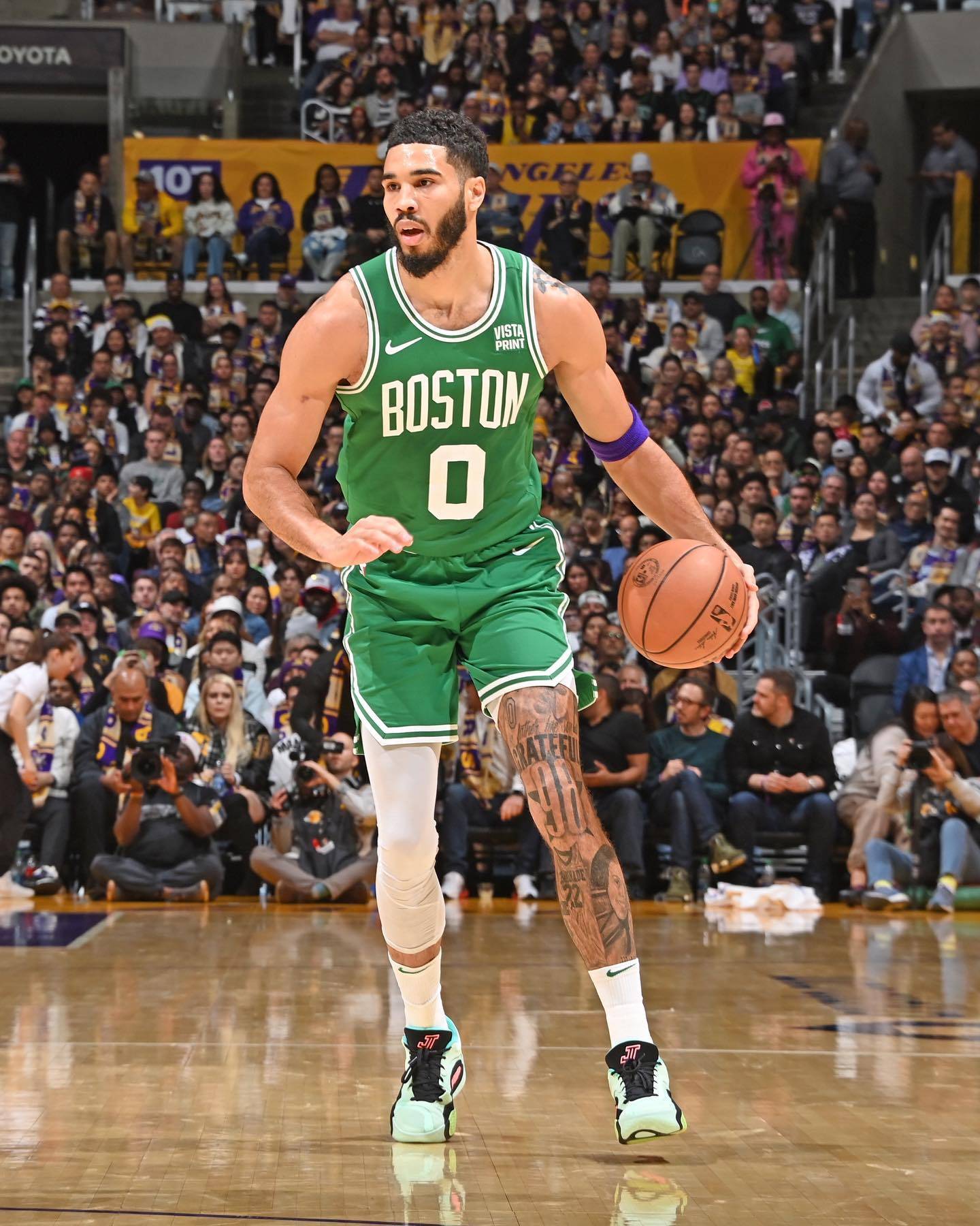 开云体育中国-塔图姆爆发，雄鹿硬仗取胜新疆队